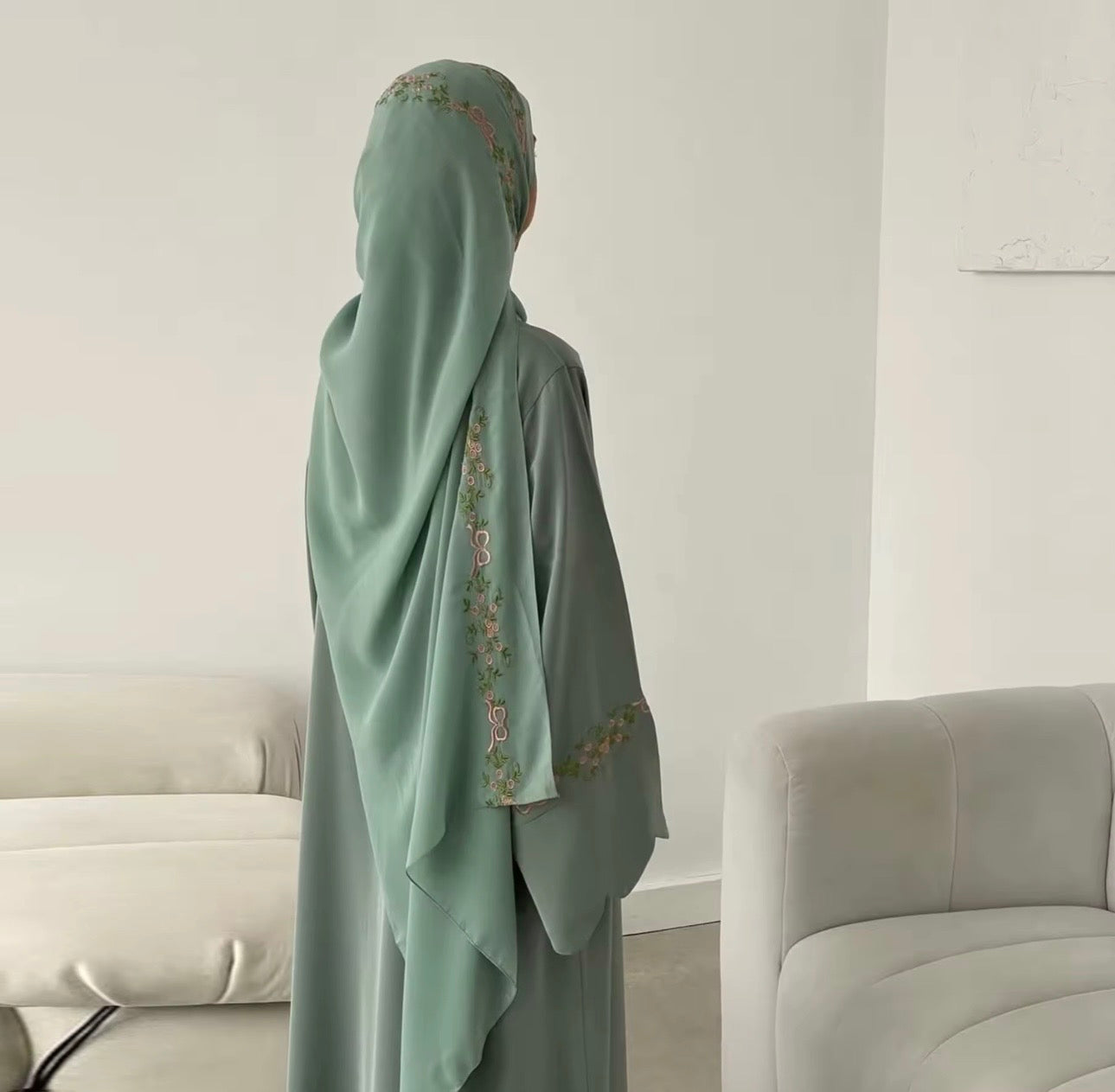 CLASSIC BLACK ABAYA WITH FLORAL EMBROIDERY - HANA